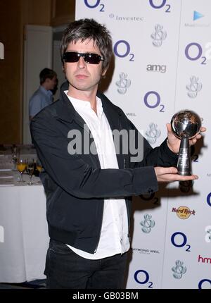 O2 Silver Clef Awards - London. Noel Gallager of Oasis mit dem O2 Silver Clef Award im Hilton Hotel im Zentrum von London. Stockfoto