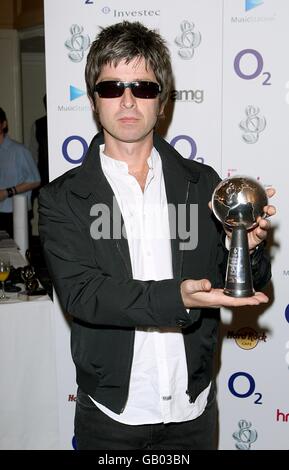 O2 Silver Clef Awards - London. Noel Gallager of Oasis mit dem O2 Silver Clef Award im Hilton Hotel im Zentrum von London. Stockfoto