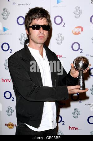 Noel Gallager of Oasis mit dem O2 Silver Clef Award im Hilton Hotel im Zentrum von London. Stockfoto