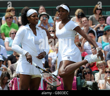 Die USA Serena (links) und Venus Williams vor ihrem Doppelspiel während der Wimbledon Championships 2008 im All England Tennis Club in Wimbledon. Stockfoto