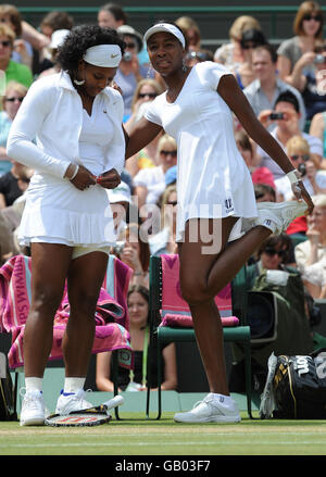 Die USA Serena (links) und Venus Williams vor ihrem Doppelspiel während der Wimbledon Championships 2008 im All England Tennis Club in Wimbledon. Stockfoto