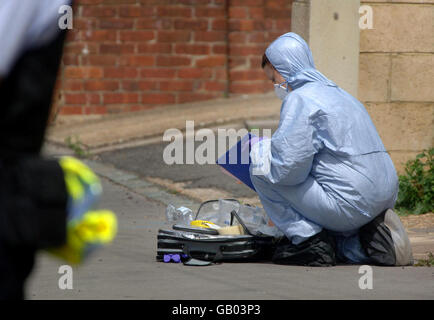 Ein forensischer Polizeibeamter am Ort, an dem der 16-jährige Shakilus Townsend gestern in Beulah Crescent, Thornton Heath, Süd-London, erstochen wurde. Stockfoto