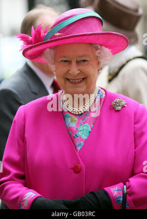 Queen Elizabeth II eröffnet offiziell das Scotland's People Centre, ein neu renovierter Archivstandort in Edinburgh. Stockfoto