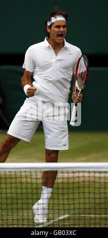 Der Schweizer Roger Federer feiert seinen Sieg über den russischen Marat Safin bei den Wimbledon Championships 2008 im All England Tennis Club in Wimbledon. Stockfoto