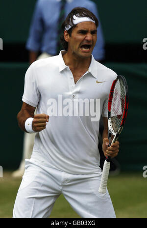 Der Schweizer Roger Federer feiert seinen Sieg über den russischen Marat Safin bei den Wimbledon Championships 2008 im All England Tennis Club in Wimbledon. Stockfoto