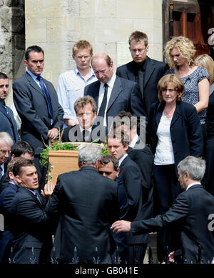 Der Sarg von Korporal Sean Reeve wird nach seinem Trauerdienst von der katholischen Kirche St. Joseph in Brighton getragen. Stockfoto