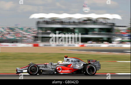 McLaren Lewis Hamilton fährt am BRDC in Silverstone vorbei, wie heute bekannt gegeben wurde, dass ab 2010 der britische Grand Prix in donnington stattfinden wird. Stockfoto