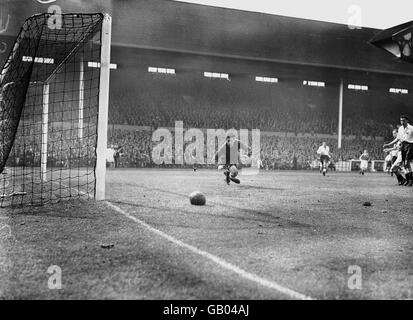 Soccer - League Division One - Tottenham Hotspur / Blackpool - White Hart Lane. Tottenham-Torhüter Ted Ditchburn in Aktion. Stockfoto