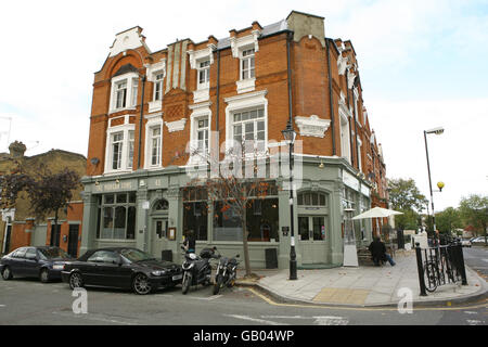 Stratford, East London, eine Fläche, die durch die Ankunft des Olympiastadions regeneriert.  Die Morgan-Arme auf Morgan Street, gastropub Stockfoto