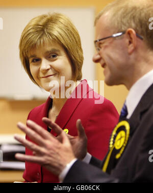 SNP-Nachwahlkandidat John Mason (rechts) besucht die New Easterhouse Credit Union mit SNP-Stellvertreterin Nicola Sturgeon. Stockfoto