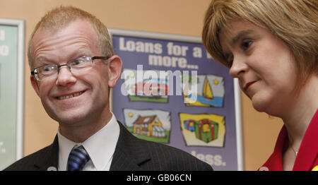 SNP-Nachwahlkandidat John Mason besucht die New Easterhouse Credit Union mit SNP-Stellvertreterin Nicola Sturgeon. Stockfoto