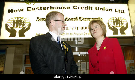 SNP-Nachwahlkandidat John Mason besucht die New Easterhouse Credit Union mit SNP-Stellvertreterin Nicola Sturgeon. Stockfoto