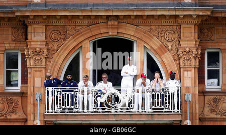 England Captain Michael Vaughan beobachtet das Spiel vom Pavillon aus während des ersten npower Test Matches in Lord's, London. Stockfoto