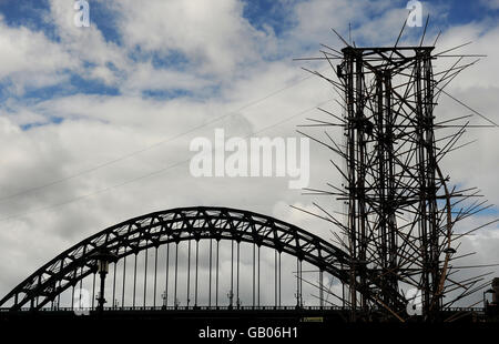 Bambusskulptur in Newcastle. Ein Mann beendet einen der 25 Meter hohen Bambustürme, die den Fluss Tyne mit 20 Tonnen Bambus überspannen werden. Stockfoto