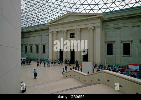Ein Blick auf die Haupthalle und das Atrium im British Museum, London England Stockfoto