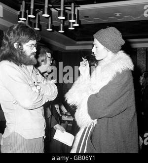 Schauspielerin Vanessa Redgrave spricht bei einer Pressekonferenz im New Ambassador's Hotel mit einer unbekannten Person. Sie kündigte an, dass sie als Kandidat für die Partei gegen Labours Reg Prentice in Newham Nort East stehen würde. Stockfoto