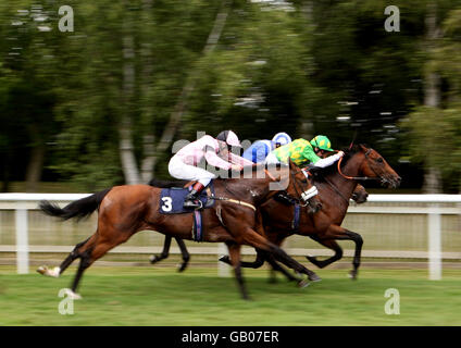 Pferderennen - Ritz Club July Festival 2008 - Lanson Ladies Day - Newmarket. Großzügiger Gedanke (grün), der von Robert Winston geritten wird, geht auf dem Weg zum Gewinn der sechs Whiting Street Conditions-Einsätze voraus Stockfoto