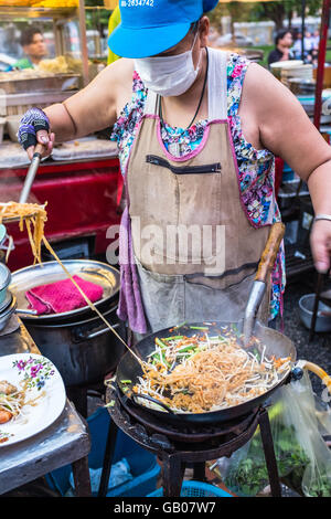 Frau Koch unter Rühren braten Pad Thai Wok, Thai Street Food Markt, Chiang Mai Thailand Stockfoto