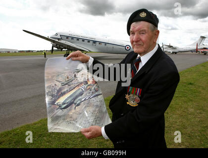 Der ehemalige RAF Dakota Flugingenieur Alan Hartley aus Coventry kommt für den letzten Tag der Passagierflüge für den britischen DC3 Dakota an. Stockfoto