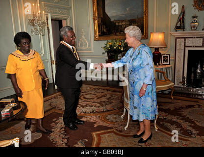 Die britische Königin Elizabeth II. Empfängt den Generalgouverneur der Salomonen Sir Nathanial Waena und seine Frau Lady Waena im Buckingham Palace, London. Stockfoto