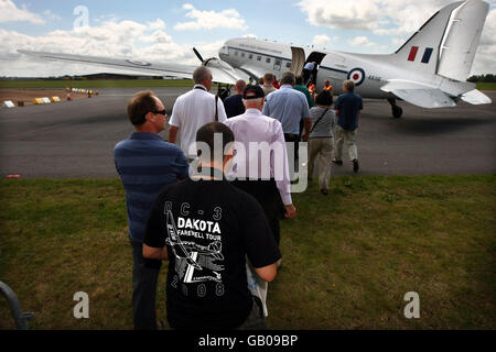 Am letzten Tag, an dem britische Passagierflüge angeboten werden dürfen, stehen Luftenthusiasten für den letzten Flug eines Douglas DC3, besser bekannt als Dakota, am Coventry Airport Schlange. Stockfoto