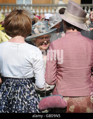 Die britische Königin Elizabeth II. Trifft Gäste auf einer der diesjährigen Royal Garden Parties auf dem Gelände des Buckingham Palace in London. Stockfoto