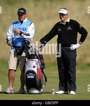 Der schottische Colin Montgomerie und Caddie Jason Hempleman (links) während einer Übungsrunde im Royal Birkdale Golf Club, Southport. Stockfoto