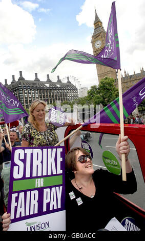 Unison-Anhänger protestieren mit einem roten Londoner Bus, der das Parlament im Zentrum Londons passiert. Stockfoto