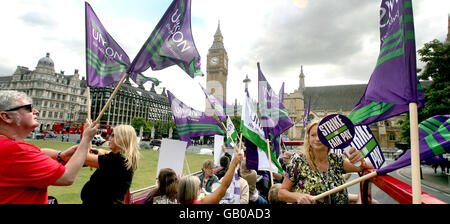 Streiks in der Industrie. Unison-Anhänger protestieren mit einem roten Londoner Bus, der das Parlament im Zentrum Londons passiert. Stockfoto