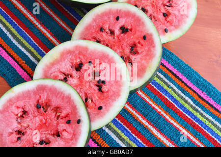 Runde Scheiben Wassermelone Samen auf bunte Platzdeckchen Stockfoto