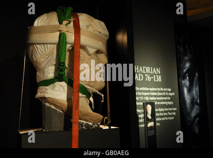Ein Marmorkopf des Kaisers Hadrian in der Ausstellung Hadrian: Empire and Conflict des British Museum, die am 24. Juli für die Öffentlichkeit zugänglich ist. Stockfoto