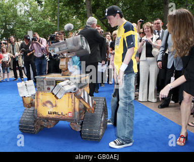 Der Gewinner des britischen Got Talent, George Sampson, kommt zur britischen Premiere von 'WALL-E' am Empire Leicester Square, London, WC2. Stockfoto