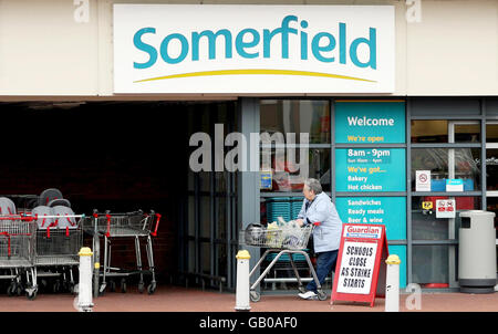 Eine allgemeine Ansicht eines Somerfield Supermarktes in Northwich, Cheshire. Die Co-operative Gruppe gab heute einen Deal bekannt, um den Supermarkt Somerfield für 1.56 Milliarden zu erwerben. Stockfoto