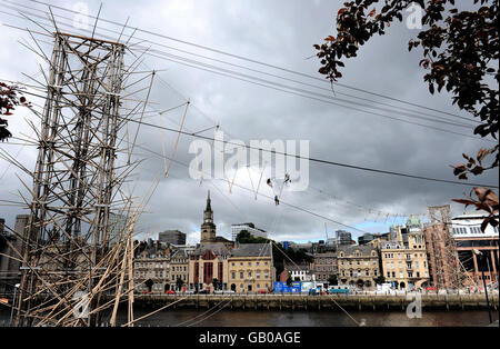 Brücke aus Bambus über den Fluss Tyne gebaut. Arbeiter beginnen mit dem Bau einer 100 m langen Bambusbrücke, die den Fluss Tyne mit 20 Tonnen Bambus überspannt. Stockfoto