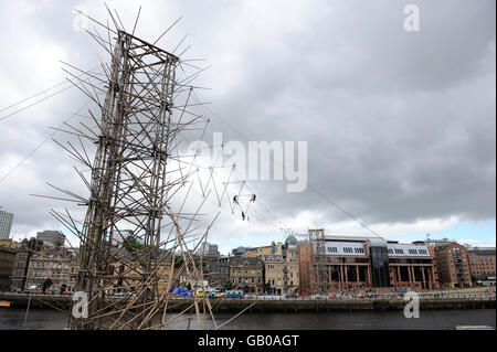 Arbeiter beginnen mit dem Bau einer 100m Bambusbrücke, die den Fluss Tyne mit 20 Tonnen Bambus überspannen wird. Stockfoto