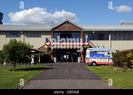 Pferderennen - Southwell Racecourse. Gesamtansicht der Vorderseite der Southwell-Rennbahn Stockfoto