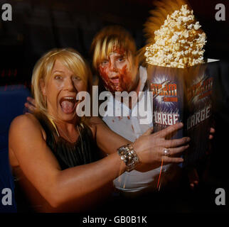 Lisa Schulz und Storm-Kinobetreuer Conor McLaughlin bei der Premiere von Nordirlands erstem Zombie-Horrorfilm „The Battle of the Bone“ in der Odyssey Arena, Belfast. Stockfoto