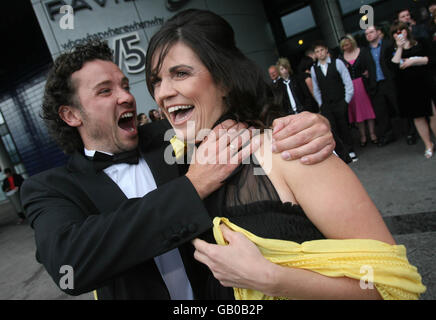 Schauspieler Alan M Crawford und seine Frau Schauspielerin Joe Crawford bei der Premiere von Nordirlands erstem Zombie-Horrorfilm "The Battle of the Bone" in der Odyssey Arena, Belfast. Stockfoto