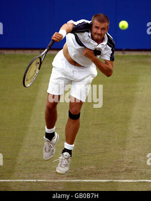 Tennis - Nottingham Open 2003 - Erste Runde. Greg Rusedskis Gegner in Wimbledon Alexander Waske während seines Spiels mit Younes El Aynaouui Stockfoto