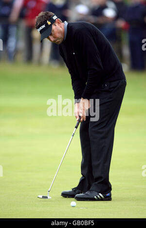 Der Australier Robert Allenby steht während der zweiten Runde der Open Championship im Royal Birkdale Golf Club, Southport, auf dem ersten Grün. Stockfoto