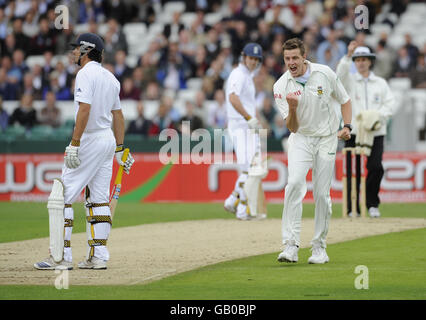 Der Südafrikaner Morne Morkel feiert beim zweiten npower Test Match im Headingley Cricket Ground, Leeds, das Wicket von Alastair Cook (links). Stockfoto