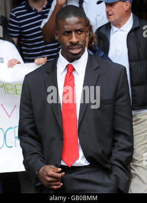 Dwain Chambers verlässt den High Court in London, nachdem er seinen Appell verloren hatte, sein lebenslanges Verbot des Wettkampfes bei Olympischen Spielen aufzuheben. Stockfoto