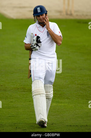 England Kapitän Michael Vaughan verlässt das Feld, nachdem er während des zweiten npower Test Spiels im Headingley Cricket Ground, Leeds, für eine Ente vom südafrikanischen Dale Steyn entlassen wurde. Stockfoto