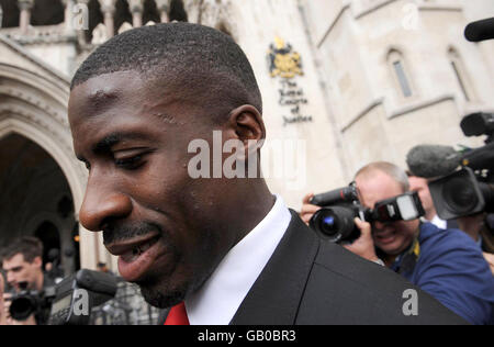 Dwain Chambers verlässt den High Court in London, nachdem er seinen Appell verloren hatte, sein lebenslanges Verbot des Wettkampfes bei Olympischen Spielen aufzuheben. Stockfoto