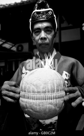 Fußball - FIFA Fußball-Weltmeisterschaft 2002 - Kemari in Koyoto, Japan. Ein Kemari-Spieler hält den mit Hirsch bedeckten Ball, der mit Sägemehl gefüllt und mit Pferdehaut zusammengebunden ist Stockfoto