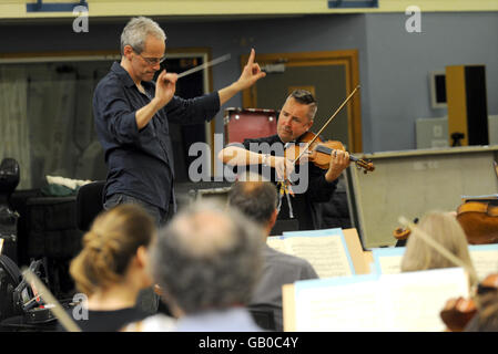 Der Maverick-Geiger Nigel Kennedy probt mit dem BBC Concert Orchestra in den Maida Vale Studios im Nordwesten Londons, bevor er am Samstag, dem 19. Juli, bei den BBC Proms in der Royal Albert Hall auftrat. Stockfoto