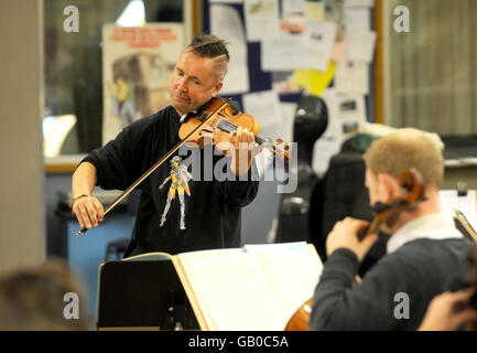 Der Maverick-Geiger Nigel Kennedy probt mit dem BBC Concert Orchestra in den Maida Vale Studios im Nordwesten Londons, bevor er am Samstag, dem 19. Juli, bei den BBC Proms in der Royal Albert Hall auftrat. Stockfoto