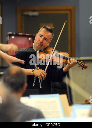 Der Maverick-Geiger Nigel Kennedy probt mit dem BBC Concert Orchestra in den Maida Vale Studios im Nordwesten Londons, bevor er am Samstag, dem 19. Juli, bei den BBC Proms in der Royal Albert Hall auftrat. Stockfoto