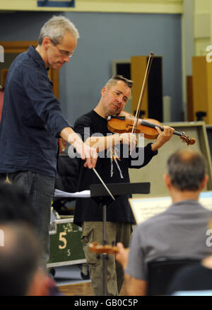 Der Maverick-Geiger Nigel Kennedy probt mit dem BBC Concert Orchestra in den Maida Vale Studios im Nordwesten Londons, bevor er am Samstag, dem 19. Juli, bei den BBC Proms in der Royal Albert Hall auftrat. Stockfoto