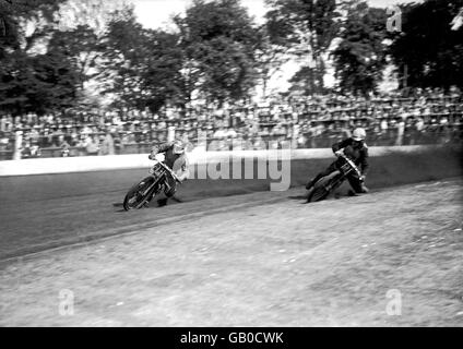 (L-R) Ron Johnson von Crystal Palace führt vor Claude Rye von Wimbledon, als die beiden Teams um die Speedway National Trophy auf der Crystal Palace-Strecke kämpfen. Das Belle Vue Team aus Manchester gewann schließlich die Trophäe. Stockfoto